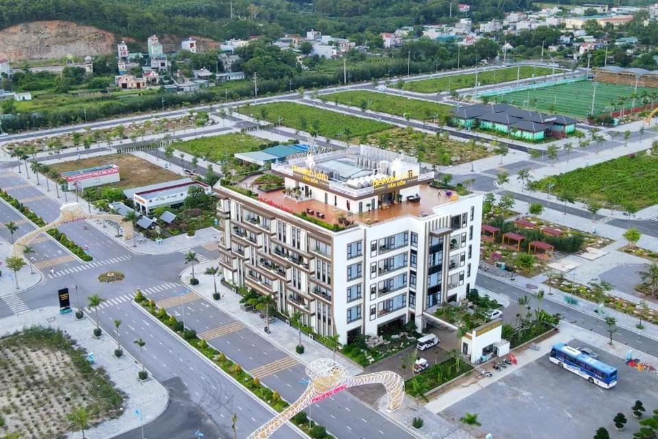 Diamond Hotel Van Don Cam Pha Exterior photo
